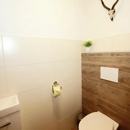 Spacious Near Area In Holiday home *