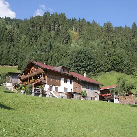 Spacious Near Area In *